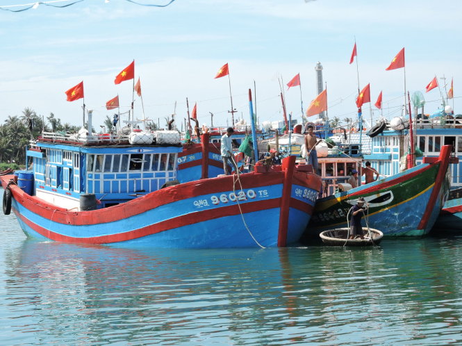 Tàu cá của ngư dân Lý Sơn hùng dũng rẽ sóng vươn khơi Hoàng Sa trong mùa biển mới.