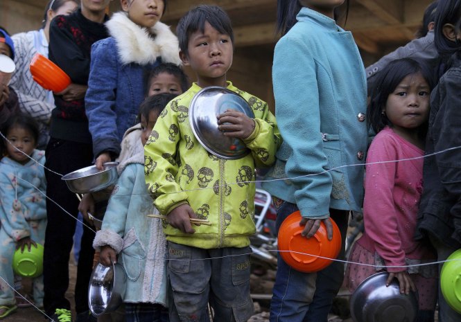 Người dân Myanmar xếp hàng nhận lương thực tại một trại tị nạn gần biên giới với Trung Quốc ở Kokang - Ảnh: Reuters