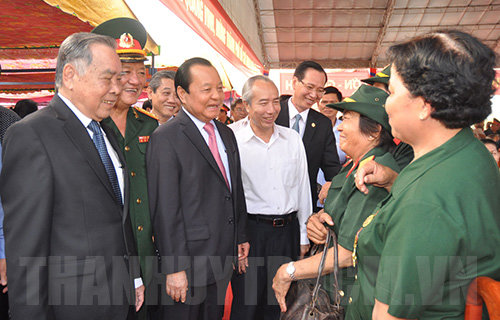 Nguyên Thủ tướng Phan Văn Khải và Bí thư Thành ủy TPHCM Lê Thanh Hải gặp gỡ các đại biểu tham dự buổi họp mặt - Ảnh: HCMCPV
