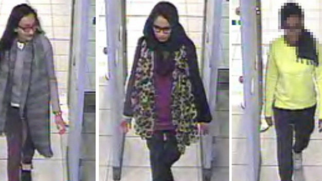 Cảnh sát cho thấy Sultana (trái), Begum và Abase (phải) tại sân bay Gatwick Ảnh: Metropolitan police
