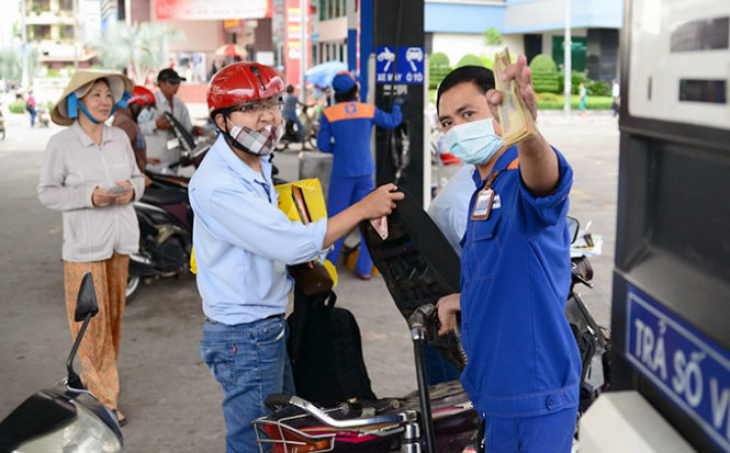 Khách hàng đổ xăng tại cửa hàng xăng dầu số 53 trên đường Phan Xích Long, Q.Phú Nhuận, TP.HCM - Ảnh: Hữu Khoa