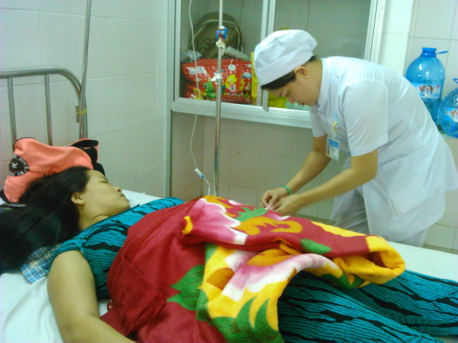 Chị Trần Thị Thương đang được chăm sóc