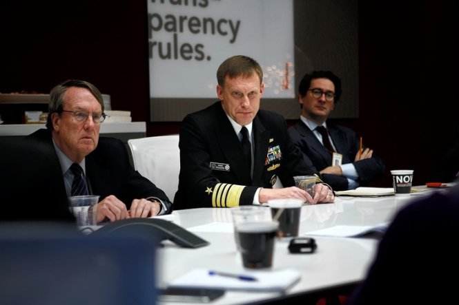 Michael Rogers (giữa), giám đốc NSA – Ảnh: Wall Street Journal