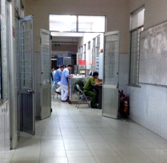 Lực lượng chức năng làm việc tại bệnh viện - Ảnh: A Lộc