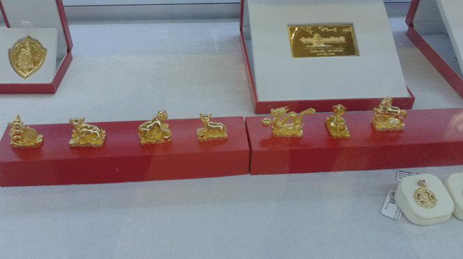 Các tượng vàng 12 con giáp loại 1 lượng của Công ty SJC dù có giá gia công khá cao nhưng cũng nhiều người hỏi mua - Ảnh  A.H.