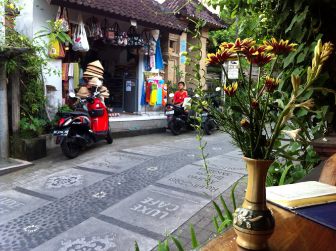 Đường phố Ubub mang đến cảm xúc bình yên cho khách lữ hành ăn tết xa nhà.