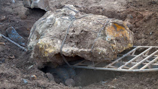 Tảng đá đang được PC46 Công an tỉnh Đắk Nông tạm giữ được cho là có giá hàng chục tỉ đồng - Ảnh: NG.C. 