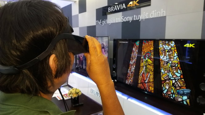 Thử thiết bị thực tại ảo (VR) của Sony - Ảnh: T.Trực