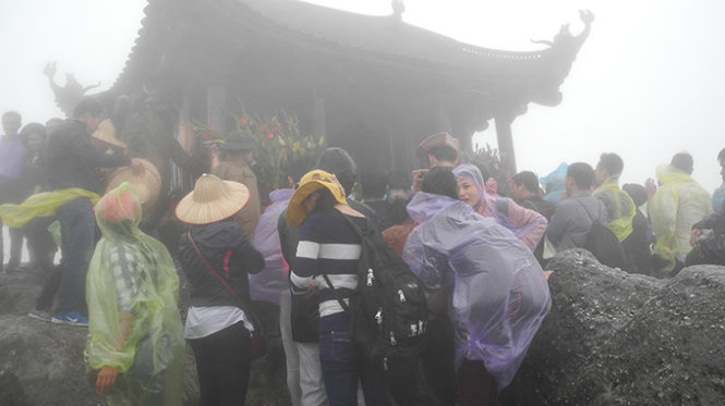 Khách thập phương đội mưa gió lớn thắp hương tại chùa Đồng, nằm trên đỉnh Yên Tử  - Ảnh: Đức Hiếu