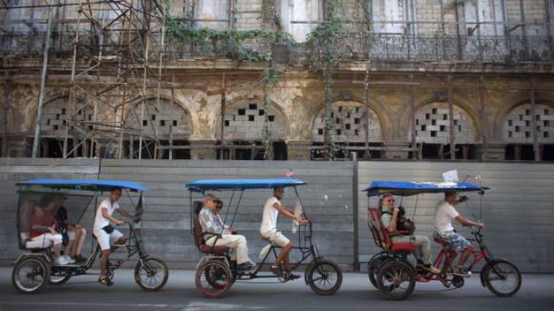 Du khách nước ngoài tham quan thủ đô Havana - Ảnh: Reuters