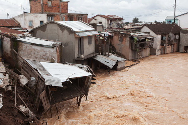 Trận lũ khiến các ngôi nhà thuộc khu vực trũng ở thủ đô Antananarivo đổ sập - Ảnh: AFP