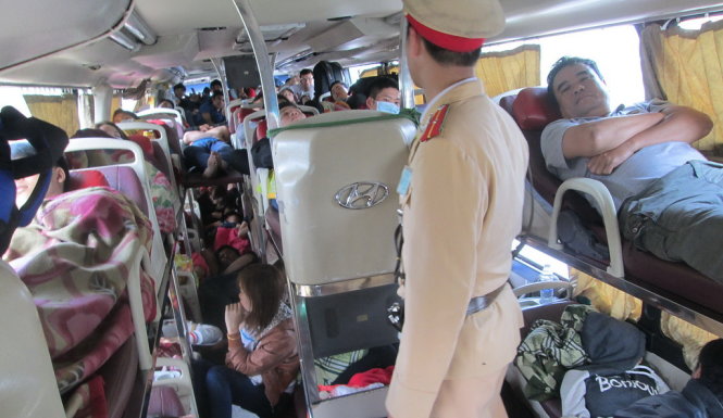 Một xe giường nằm chở quá 20 người trên số ghế quy định bị CSGT xử phạt trong ngày 28-2 - Ảnh: L.Giang