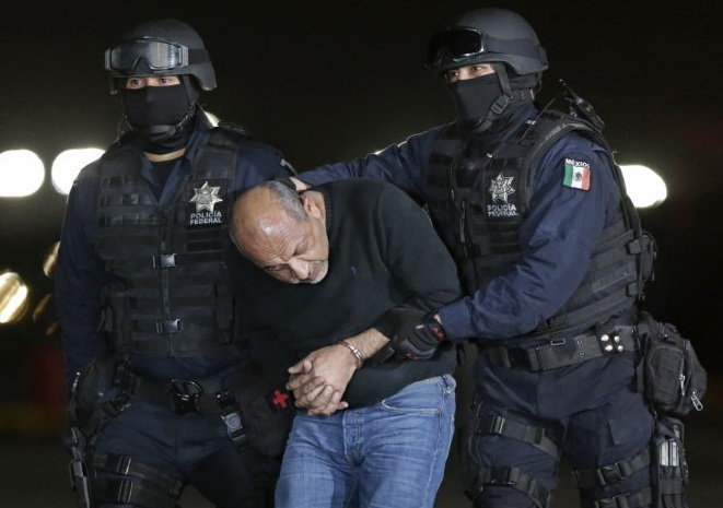Trùm ma túy Gomez bị các cảnh sát liên bang đưa lên trực thăng đến trại giam ở Mexico City - Ảnh: Reuters