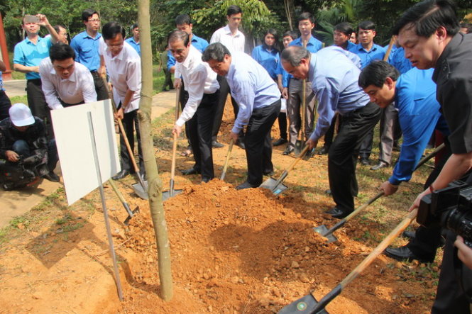 Các đại biểu tham gia trồng cây tại buổi lễ - Ảnh: Nguyễn Quang