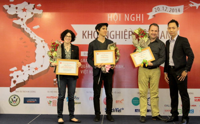 Từ trái sang: bà Rena Bitter (Tổng Lãnh sự Hoa Kỳ tại Việt Nam), Anh Minh Đỗ và tác giả ở bìa phải (Đồng sáng lập StartUp.vn), ông Hugh Mason (Sáng lập Vườn ươm Doanh nghiệp JDFI) tại Hội nghị Startup Vietnam 2014.