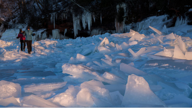 Du khách di chuyển trên hồ băng Lake Superior để đến tham hang băng - Ảnh: Chicago Tribune