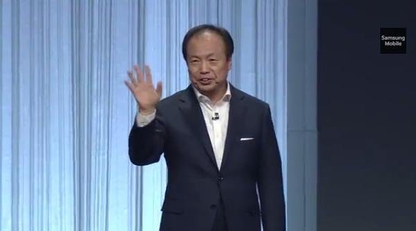 Ông JK Shin, Chủ tịch Tập đoàn Samsung - Ảnh chụp giao diện YouTube Live - PhoneArena