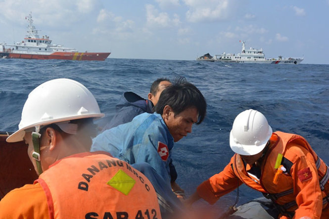 Các thuyền viên tàu SAR 412 cứu ngư dân bị nạn ở Hoàng Sa, phía trước là tàu hải cảnh Trung Quốc luôn di chuyển và theo dõi - Ảnh: Ngọc Công