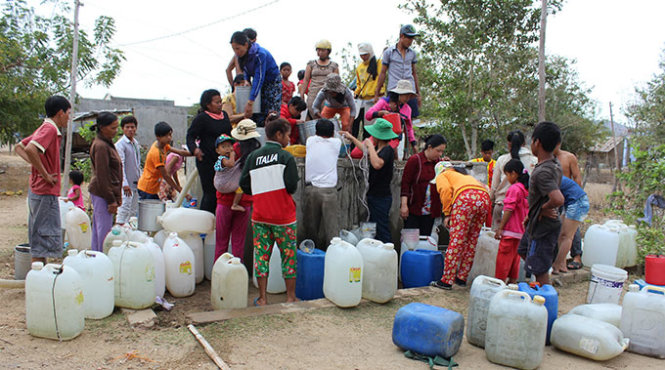 Người dân thôn Đồng Dày, xã Phước Trung, huyện Bác Ái (Ninh Thuận) lấy nước tại bể công cộng  sáng 28-2 - Ảnh: Ch.An