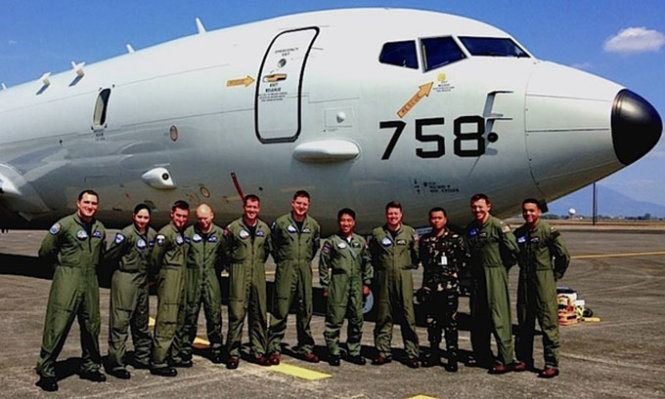 Các phi công Philippines (thứ ba và năm từ phải qua) tham gia cùng đội bay của máy bay tuần thám hiện đại P-8A Poseidon của Mỹ trong đợt hoạt động ba tuần đầu tháng 2 trên biển Đông - Ảnh: Hải quân Mỹ