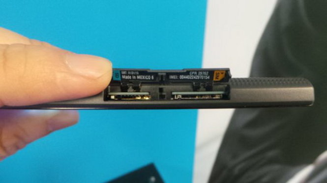 Khe SIM và khe thẻ nhớ microSD - Ảnh: TechRadar