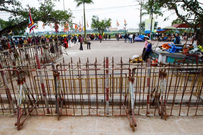 Hàng rào sắt được đặt sẵn phía ngoài Đền Trần để đảm bảo an ninh - Ảnh: Nguyễn Khánh