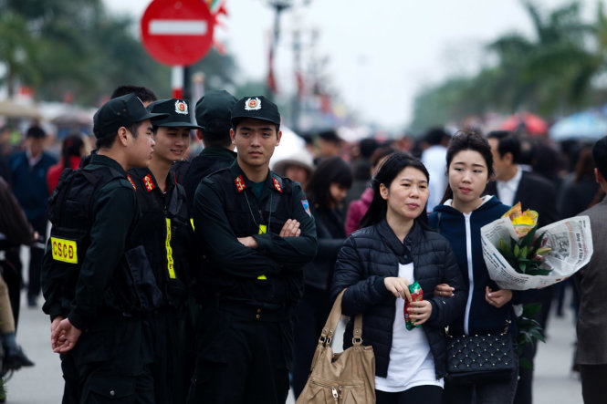 Lực lượng cảnh sát cơ động được huy động để bảo vệ an ninh lễ hội - Ảnh: Nguyễn Khánh