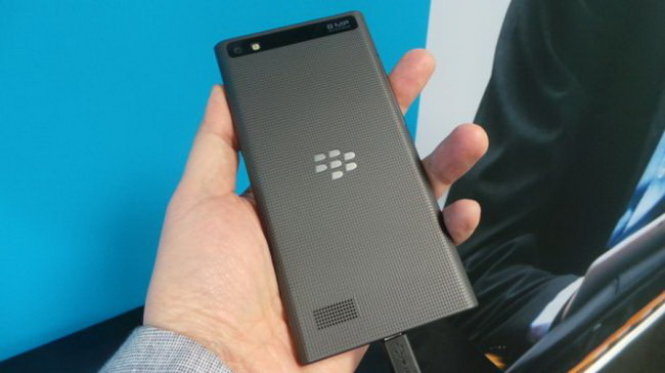 Mặt sau lưng máy BlackBerry Leap - Ảnh: TechRadar