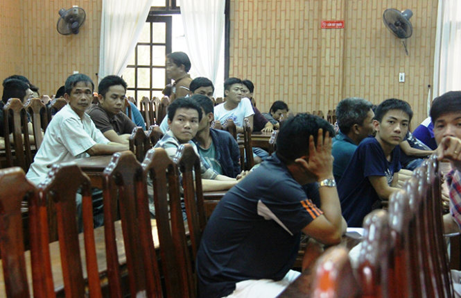 Nhiều con bạc đến từ thị xã Hương Trà, Hương Thủy và TP Huế bị công an bắt giữ - Ảnh: Nguyên Linh 