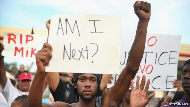 Biểu tình chống vụ bắn thiếu niên da đen Brown khắp nước Mỹ  - Ảnh: AFP