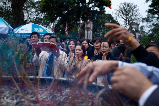 Mặc dù chưa đến giờ khai Ấn, nhưng chiều ngày 4-3 hàng trăm người dân đ ã đến Đền Trần để làm lễ - Ảnh: Nguyễn Khánh