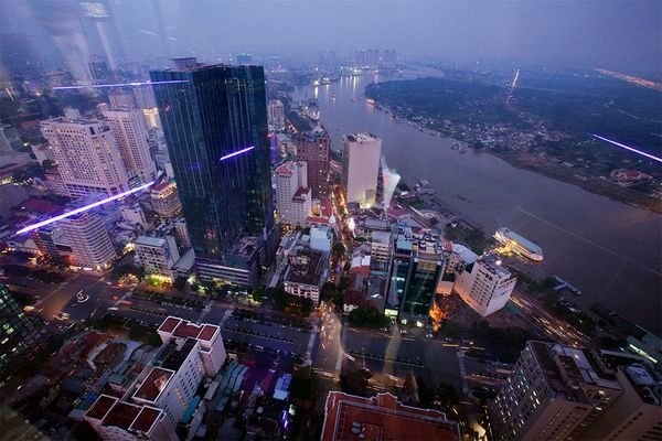 Từ toà nhà Bitexco 68 tầng - một trong những toà nhà cao nhất Việt Nam, Karnow quan sát được sự hiện đại, phát triển vượt bậc của TP.HCM - Ảnh: National Geographic