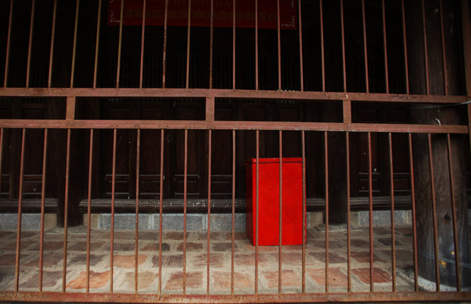 Nơi phát ấn cho người dân được bảo vệ qua một lớp hàng rào sắt, năm nay Ấn Đền Trần được bán với giá 20.000đồng/chiếc - Ảnh: Nguyễn Khánh