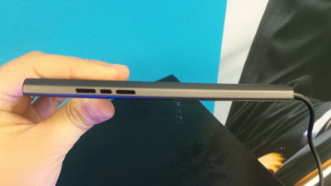 Cạnh bên BlackBerry Leap - Ảnh: TechRadar