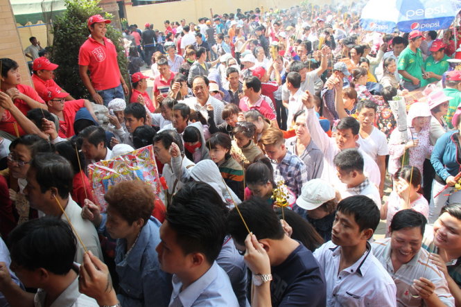 Hàng ngàn người vào thắp hương tại chùa Bà - Ảnh: Xuân An