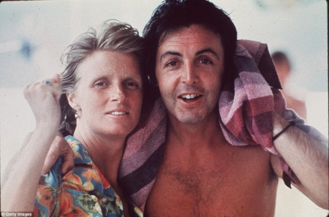 Linda gặp Paul McCartney tại Luân Đôn vào năm 1967 tại một câu lạc bộ đêm. Họ gặp lại nhau vài ngày sau đó trong buổi ra mắt album thứ 8 của The Beatles mang tên Sgt. Pepper's Lonely Hearts Club Band. Cặp đôi kết hôn vào tháng 3 năm 1969, có 4 người con và vô cùng gắn bó cho đến khi căn bệnh ung thư vú tước đi sinh mạng Linda vào năm 1998