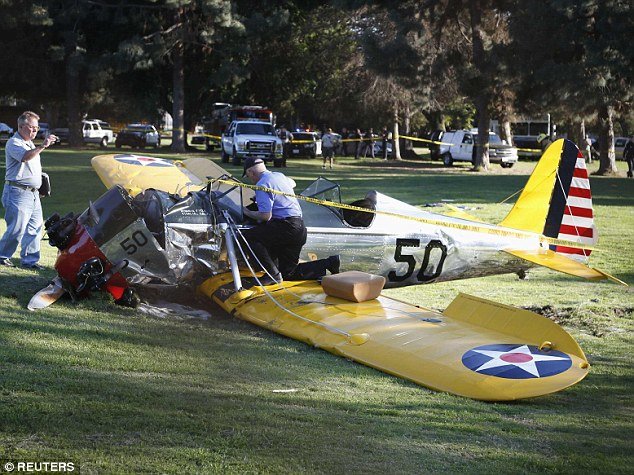 Hình ảnh chiếc máy bay của Harrison Ford sau khi rơi tại sân golf Penmar Golf Course ngày 5-3. Ảnh: Reuters