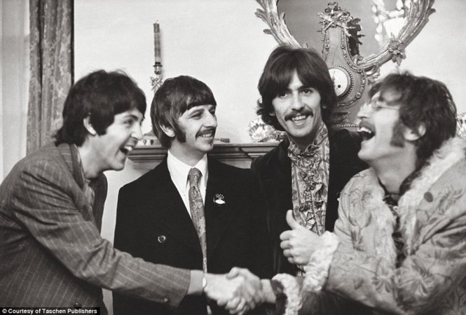 Ảnh chụp nhóm The Beatles tại Luân Đôn năm 1968, một năm sau khi Linda và Paul gặp nhau lần đầu. Đây cũng là năm đầu tiên cửa hàng Apple Boutique do The Beatles đầu tư mở cửa tại Luân Đôn. Paul miêu tả đây là “nơi đẹp đẽ mà những người đẹp có thể mua đồ đẹp”. Tuy nhiên, cửa hàng bị đóng cửa ngay trong năm đó