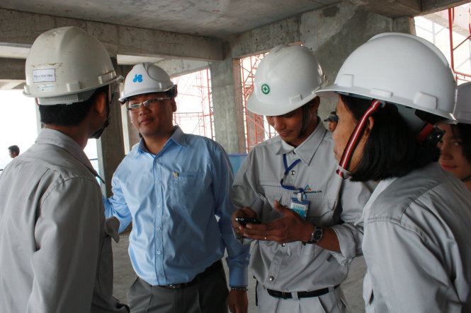Các kỹ sư Việt đang hướng dẫn kỹ sư Myanmar trên công trường xây dựng dự án GEMS - Ảnh: Đình Dân