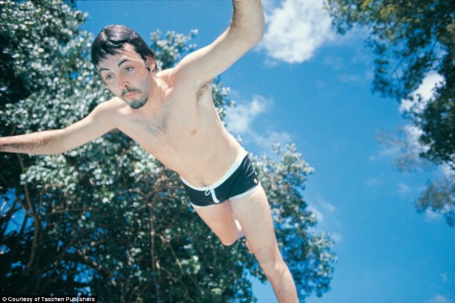 Paul McCartney trông như đang bay khi lặn xuống một hồ bơi trong chuyến đi nghỉ mát ở Jamaica năm 1971. Lấy cảm hứng từ cảm giác bay lượn, Paul sáng tác ca khúc “Bluebird” với sự hỗ trợ của Linda và nhạc sĩ Denny Laine