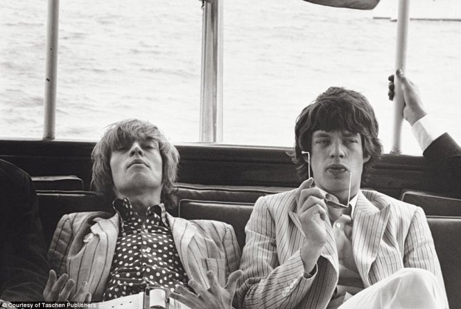 Linda gặp gỡ và chụp ảnh nhóm Rolling Stones lần đầu khi cô tham dự buổi tiệc quảng bá album của nhóm năm 1966. Sự kiện này đánh dấu bước khởi đầu trong sự nghiệp nhiếp ảnh của Linda