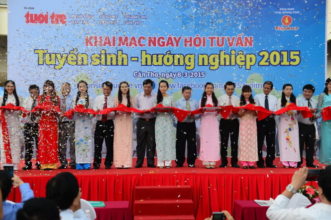 Các đại biểu cắt băng khai mạc ngày hội tư vấn tuyển sinh tại Trường ĐH Cần Thơ, Q.Ninh Kiều, tỉnh Cần Thơ sáng 8-3 - Ảnh: Quang Định