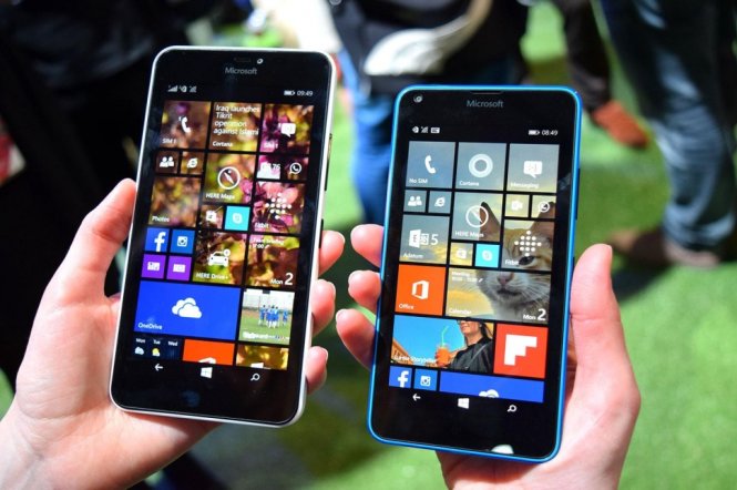 Microsoft Lumia 640 XL (trái) và Lumia 640 tại MWC 2015, có khả năng nâng cấp lên Windows 10 - Ảnh: Digital Trends