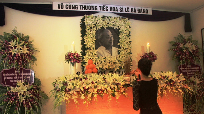 Người dân yêu nghệ thuật ở Huế đã đến dâng hương, tưởng niệm họa sĩ tài danh Lê Bá Đảng - Ảnh: Nguyên Linh