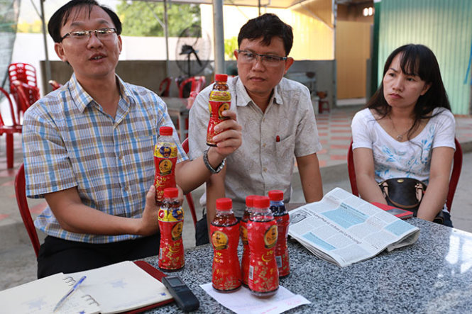 Ông Nguyễn Tiến Sâm (bìa trái) làm việc tại quán Hữu Nghị về việc sáu  chai Dr Thanh kém chất lượng - Ảnh: Tiến Thành