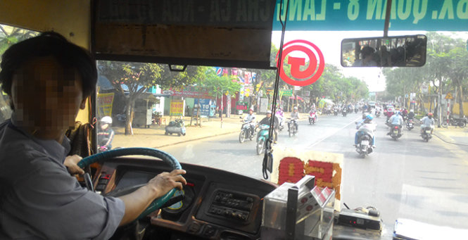 Một tài xế có bằng lái dấu D chạy xe buýt 55 chỗ tuyến 59 (bến xe Ngã Tư Ga - bến xe Q.8) - Ảnh: Hoàng Lộc