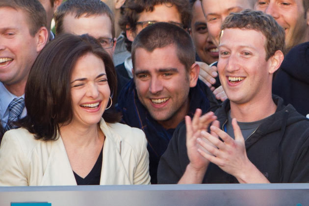 Mark Zuckerberg (phải) và cánh tay mặt Sheryl Sandberg trong lần đưa Facebook lên sàn chứng khoán -  Ảnh: Reuters