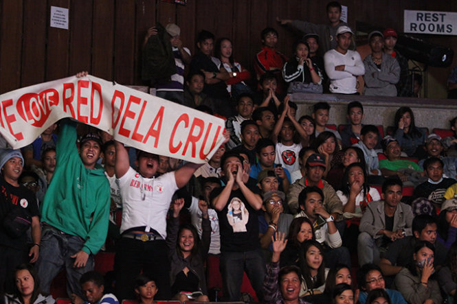 Khán giả cuồng nhiệt với các trận đấu MMA của tổ chức Pacific Xtreme Combat tại thành phố Baguio (Philippines) hôm 28-2-2015 - Ảnh: Huy Đăng