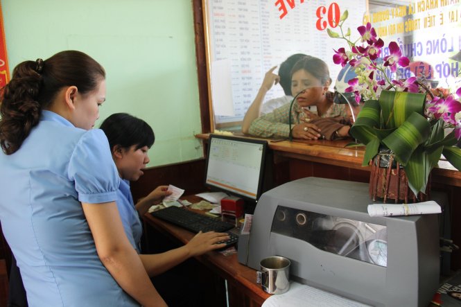 Nhân viên nhà ga đang thu lại vé tàu và hoàn trả tiền cho hành khách - Ảnh: Trần Mai