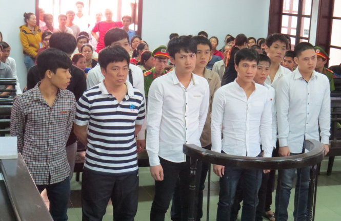 10 bị cáo hành hung phó giám đốc Sở Giao thông vận tải Khánh Hòa trong phiên tòa sáng 11-3 - Ảnh: DUY THANH